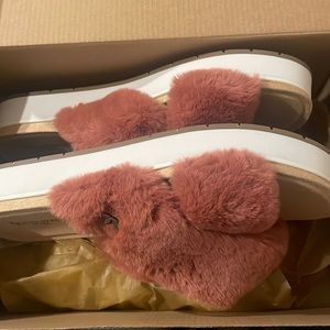 Faux fur slippers